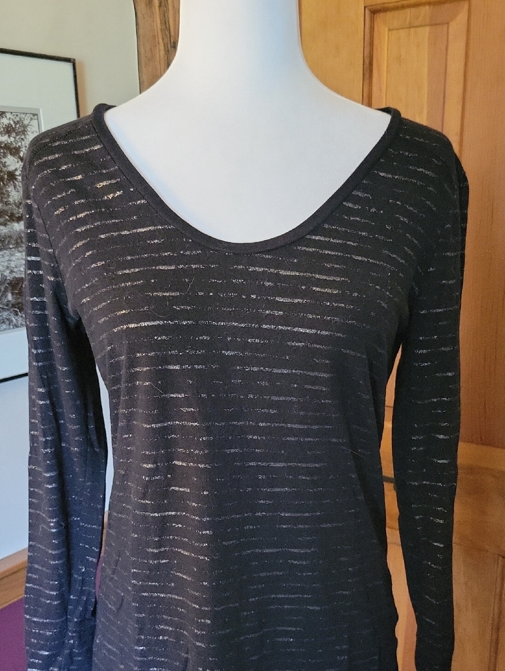 Women’s Black Long-Sleeve Scoop Neck Stretch Top with Metallic Stripe